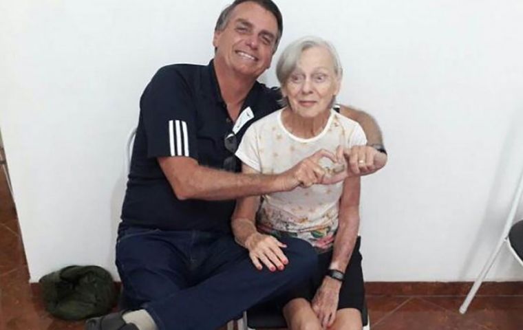 ”May God welcome you in his infinite goodness. At this moment I am preparing to return to Brazil”, wrote Bolsonaro on Twitter 