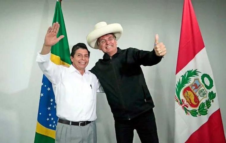 Bolsonaro y Castillo parecu00edan viejos amigos y el lu00edder brasileu00f1o incluso tomu00f3 prestada la gorra de su colega