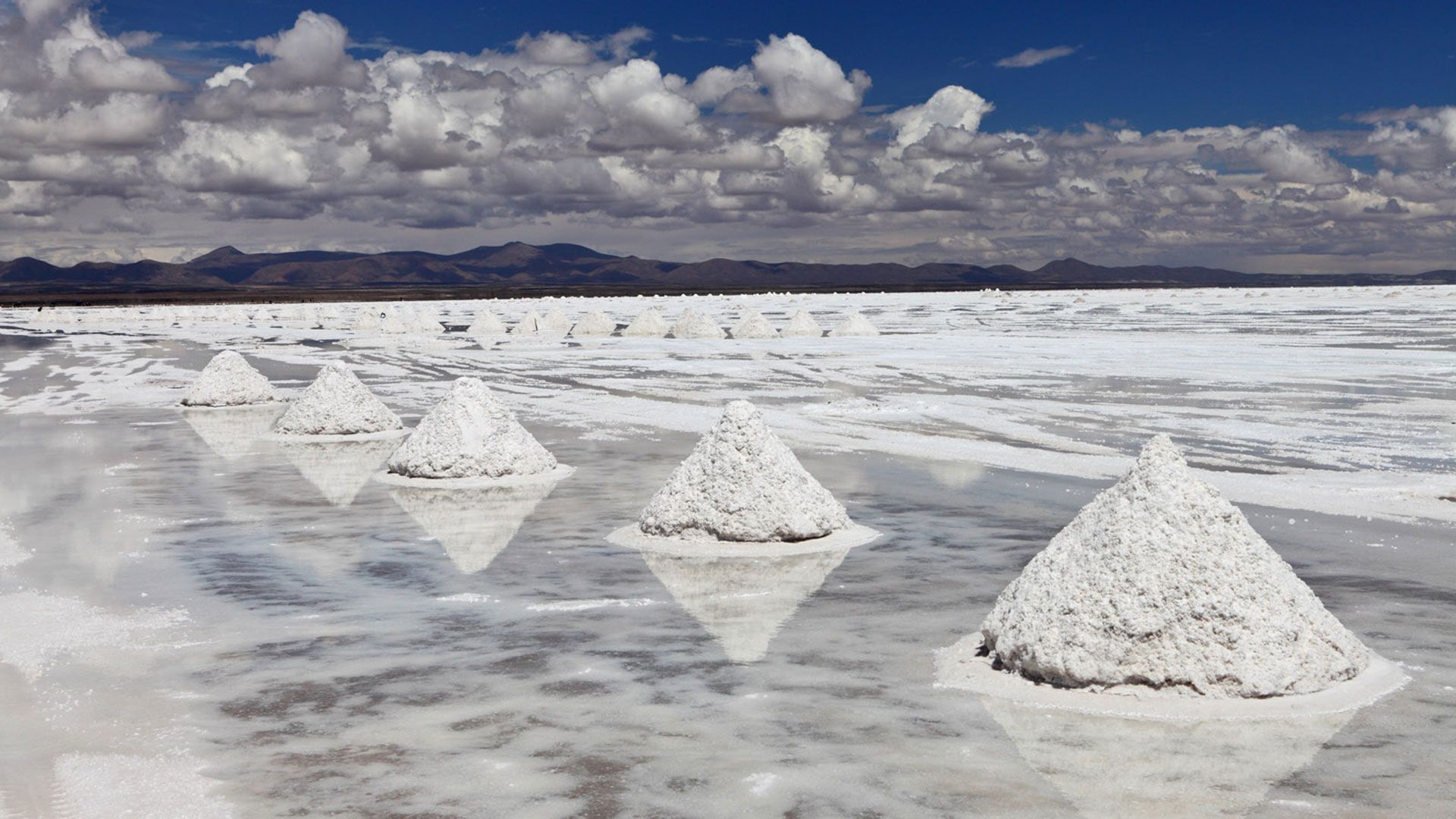Соль добывается в озере. Добыча соли на озере Баскунчак. Месторождение Салар-де-Уюни. Салар де Уюни добыча соли. Озеро Баскунчак месторождение соли.