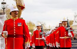 Après une inspection rigoureuse de l'uniforme de cérémonie, le Royal Gibraltar Regiment a procédé lundi à la garde de sa première reine au palais de Buckingham.