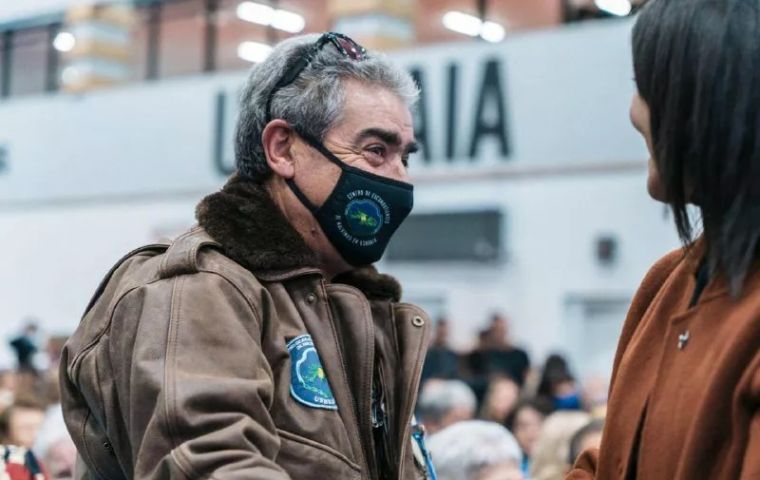 Malvinas Veteran Daniel Arias taking the oath of the post appointment, next to Ushuaia mayor Walter Vuoto 