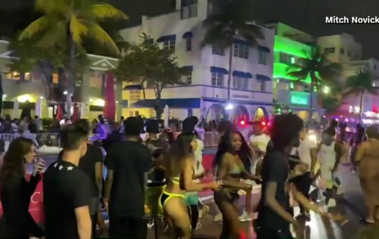 Miami does not want violent Spring Break celebrating students but they keep coming, Gelber complained 