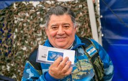 Veterans showing the debit cards with the Falkland Islands map and the motto “Malvinas are and will be Argentine”