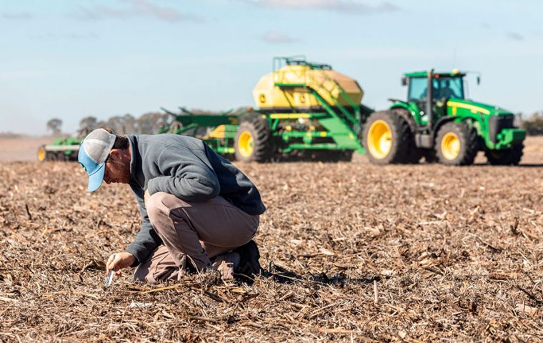 Brazil consumes some 40 million tons of fertilizers annually, 85% of which imported, mainly from Russia (20%) and Eurasia (65%).