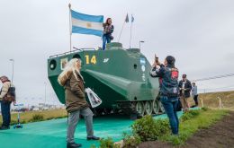 In Ushuaia at 22:30, the Argentine flag will be carried from the Coast Guard HQ, to be flown at midnight April first in the Malvinas Heroes Plaza