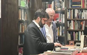 Boric stopped by a Buenos Aires bookstore on Sunday afternoon