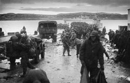 “The Falklanders did not deserve to suffer as they did in 1982,” Bound stressed. Photo: Argentine prisoners of war by Graham Bound