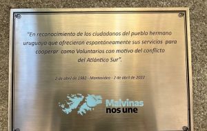 “In recognition of the citizens of the brotherly Uruguayan people who spontaneously offered their services to cooperate as Volunteers”, says the plaque located at the Argentine embassy in Montevideo.
