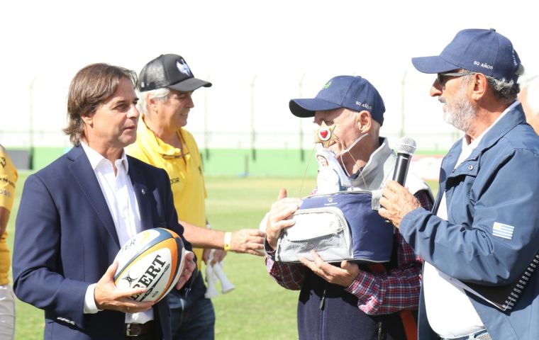 After the kickoff, which was in charge of the president, the oval ball flew and ended up hitting the chief of police of Maldonado in the head.