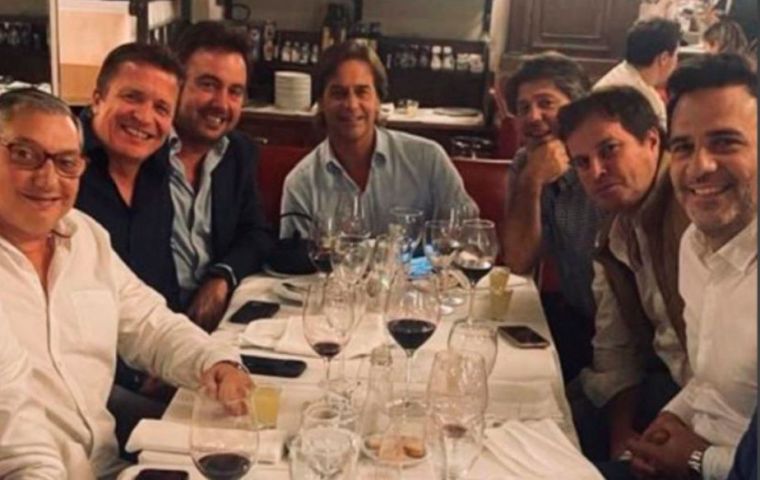 President Luis Lacalle Pou had dinner at a restaurant in the Recoleta neighborhood