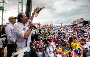 Federico Gutiérrez, the right-wing candidate who is second in voting intentions, closed his campaign in Medellín under heavy rain which spoilt his rally