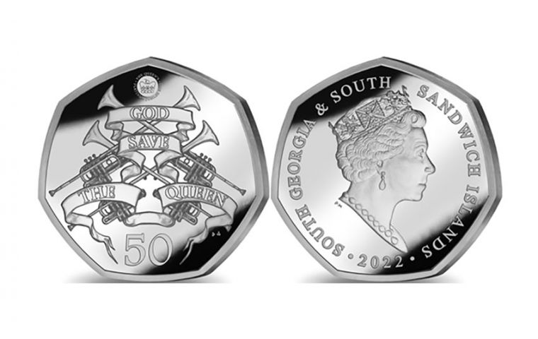The coin depicts a ribbon representing the scroll in the center with trumpets of the Royal Heralds at each side