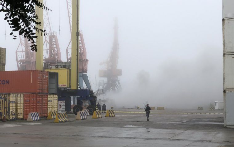 Due to reduced visibility, the port of Montevideo closed at around 16:00