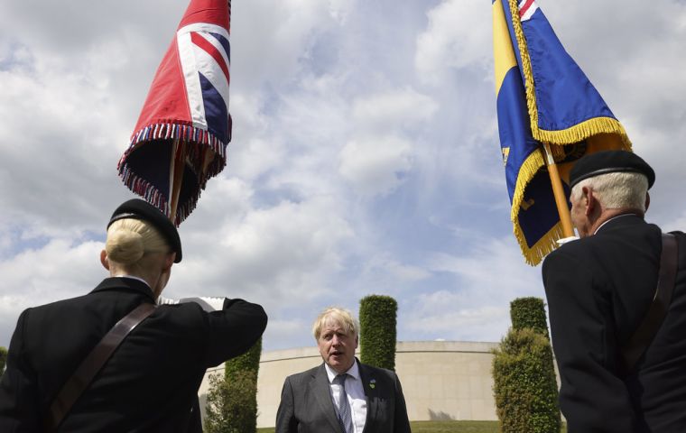 The prime minister joined veterans, bereaved family members and senior defense figures at a service in the National Memorial Arboretum. Photo: Number 10