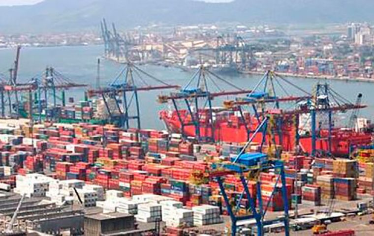 Privatization refers to the management of the terminal, currently under the Santos Port Authority The different terminals inside the port's area have already been privatized.