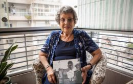 A recent image of Delia holding her 1982 picture in which she protested against Argentina's military being so keen on Malvinas and so neglecting of their own people
