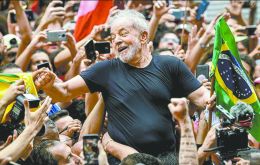 A most recent poll by the Quaest agency showed Lula ahead with 45 % of the votes, followed by Bolsonaro's 31% and Gomes' 8%