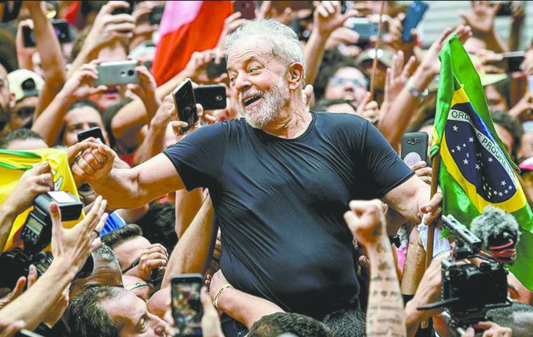 A most recent poll by the Quaest agency showed Lula ahead with 45 % of the votes, followed by Bolsonaro's 31% and Gomes' 8%