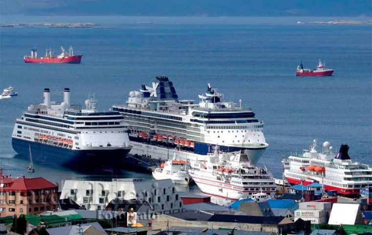 A busy season with several vessels in the port of Ushuaia 