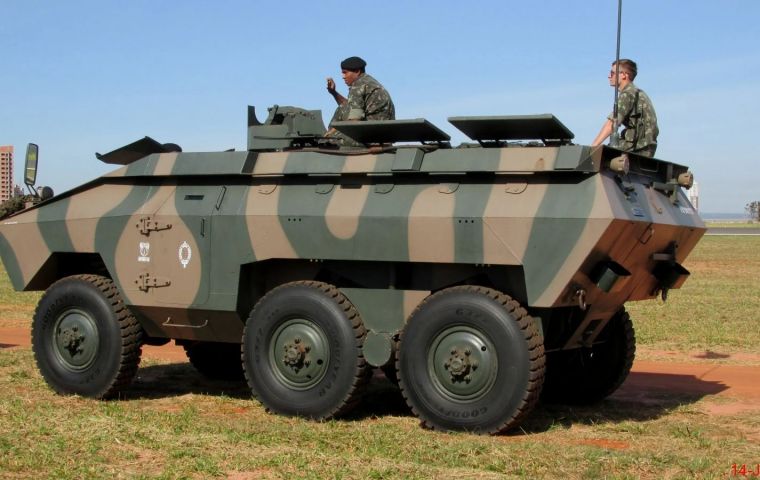 In 2019 a delegation of the Uruguayan Army visited the 22nd Self-Propelled Field Artillery Group of the Brazilian Army in Uruguaiana to see the equipment