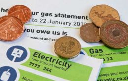  The annual average UK gas and electricity bill rose from £1,400 in October 2021 to £2,000, after the government removed a price cap