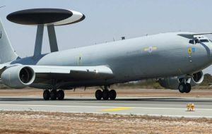 Uno de los aviones E-3D Sentry, ex-RAF, fue adscrito a la Fuerza Aérea de Chile para vigilancia y reconocimiento. 
