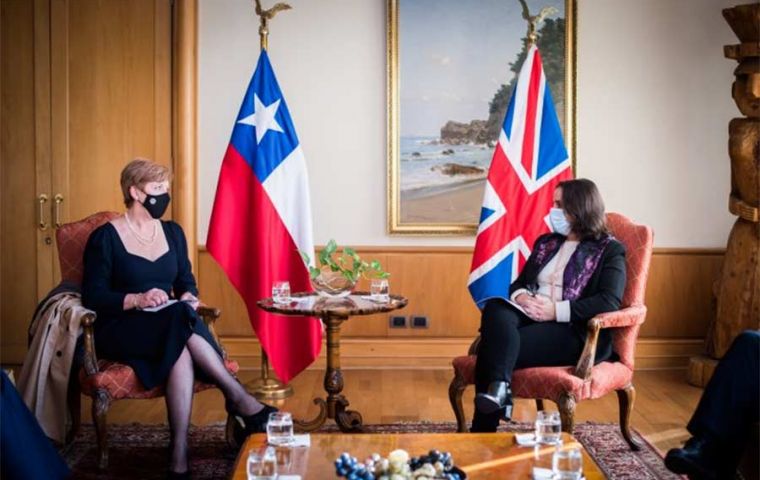 Foto oficial de la ministra Antonia Urrejola con el embajador británico en Santiago Luis de Sousa