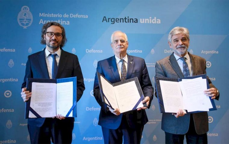 The three ministers, Santiago Cafiero, Jorge Taiana and Daniel Filmus during the ceremony announcing the program “Building Science”  
