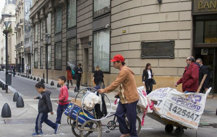 La inflación en Argentina golpea más fuerte a los barrios populares – MercoPress