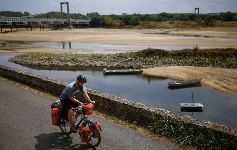 The reports says 47% of Europe is under warning conditions, with a clear deficit of soil moisture. A further 17% is in a state of alert, in which vegetation is affected