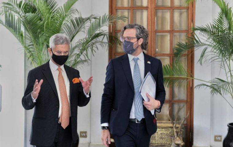 Ministro de Asuntos Exteriores de la India Dr.  S. Jaishankar y su homólogo argentino Santiago Cafiero en el Monumento a San Martín 