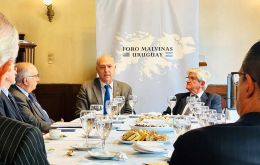 Guillermo Carmona and the Argentine ambassador in Uruguay, Alberto Iribarne were received with a consensus declaration from the Senate ratifying Uruguay's support for Argentina's claims in Malvinas