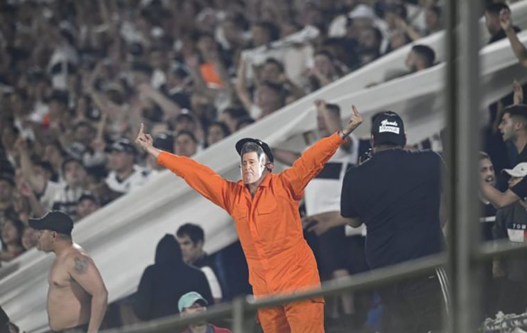 One Olimpia fan wore an orange jumpsuit and an Horacio Cartes mask.