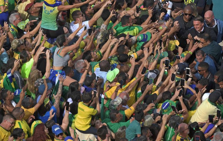 “We are here because we believe in our people and our people believe in God,” said Bolsonaro, who prayed together with thousands. Photo: Carl de Souza / AFP