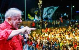 “Do you know who voted in 2013 against the labor rights of household workers? Bozo! The current president of the republic,” recalled Lula 