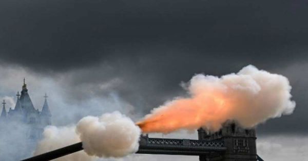 Royal Navy honors Queen Elizabeth II and King Charles III, with traditional gun salutes - Vimarsana News