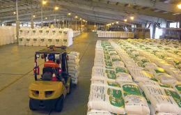 Unloading fertilizer in the port of Santos