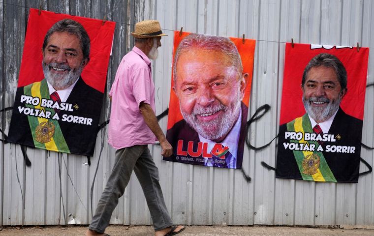 Foreign celebrities Mark Ruffalo, Danny Glover, and Roger Waters were among Lula's audience