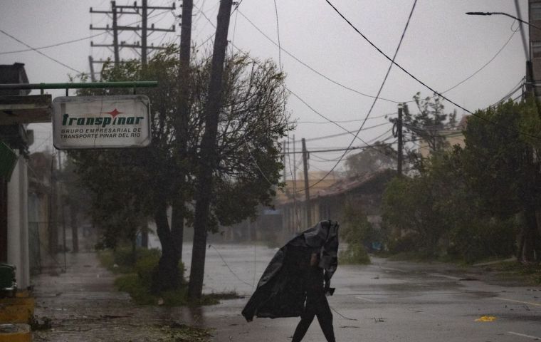 Ian left Cuba in the dark but it is not a direct threat to Honduras where rains have left over 12 people dead. Photo: EFE / Yander Zamora
