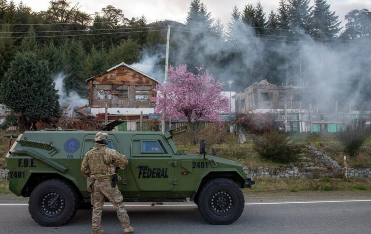 The federal forces used no lethal weapons, Fernández explained