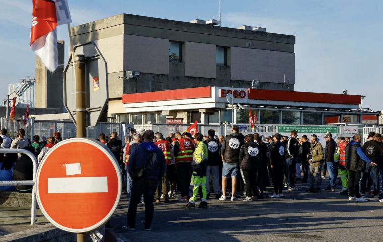 As in several European countries French oil refineries workers are on strike demanding pay increases as a consequence of the inflation which has soared 