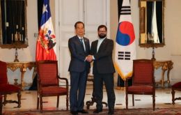 El primer ministro de Corea del Sur, Han Duk-soo (izquierda), y el presidente de Chile, Gabriel Borek, en Santiago antes de las conversaciones el 11 de octubre de 2022. 