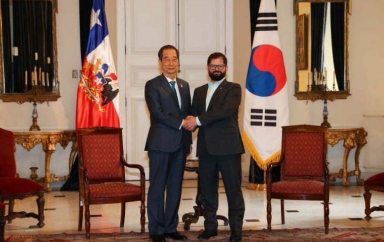 South Korean Prime Minister Han Duck-soo (L) and Chilean President Gabriel Boric in Santiago before the talks on October 11, 2022 