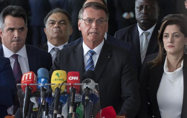 Bolsonaro says he will “comply” with the Constitution after electoral defeat. Photo: EFE / Joedson Alves

