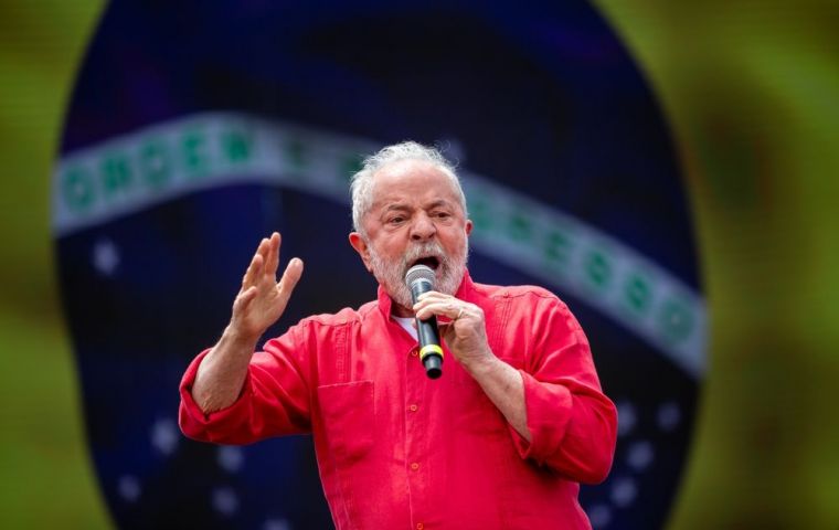 In his victory speech on Sunday night, October 30th, Lula warned that he wants to “resume relations with the US and the European Union on a new basis.” 
