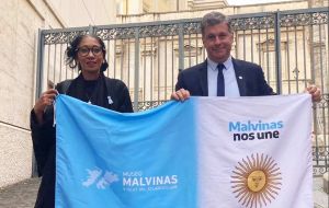 Esteban and ambassador Silva spread out a flag with the Malvinas Unites Us logo (Pic E. Esteban LN)