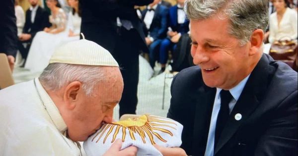 Francis kisses and blesses an Argentine flag and received soil from the Falklands cemetery - Vimarsana News