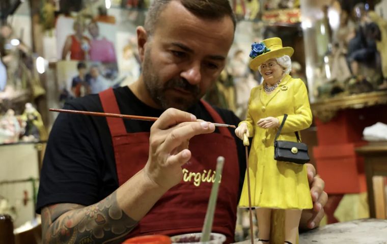 At San Gregorio Armeo street, where local artisans have their stands and becomes Italy's most visited street, the figurine most sought after is that of Queen Elizabeth.