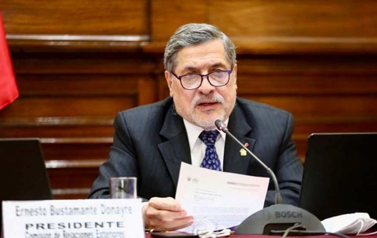 Ernesto Bustamante, member of the main opposition party Popular Force, and an outstanding scientific researcher has criticized Argentine president Fernandez