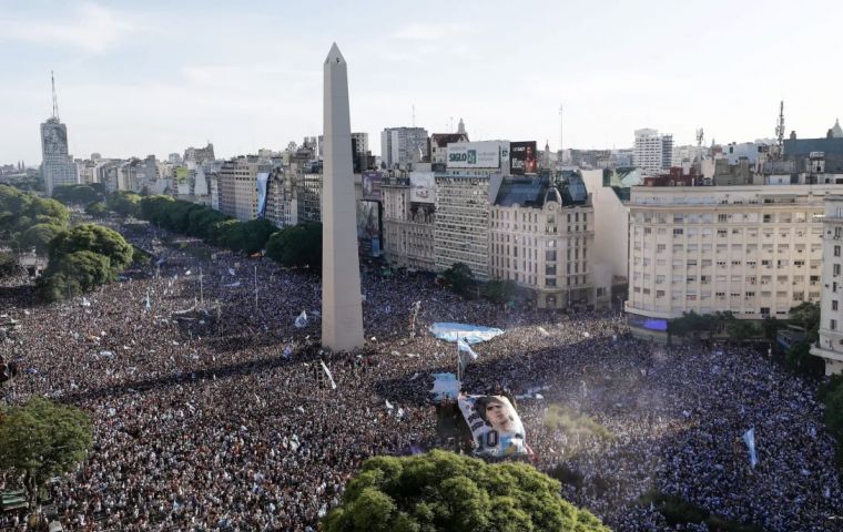 Más de 4 millones de paquetes en las calles de Buenos Aires por los festejos no confirmados del Mundial – MercoPress